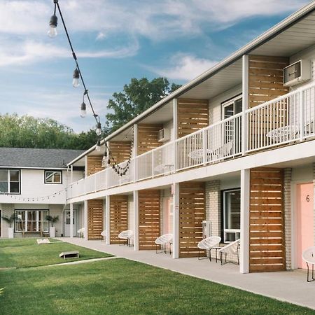 The June Motel, Prince Edward County Picton Exteriör bild